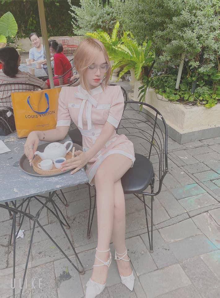 Mặt em thoả mãn cưỡi trên con cây hàng bạn trai