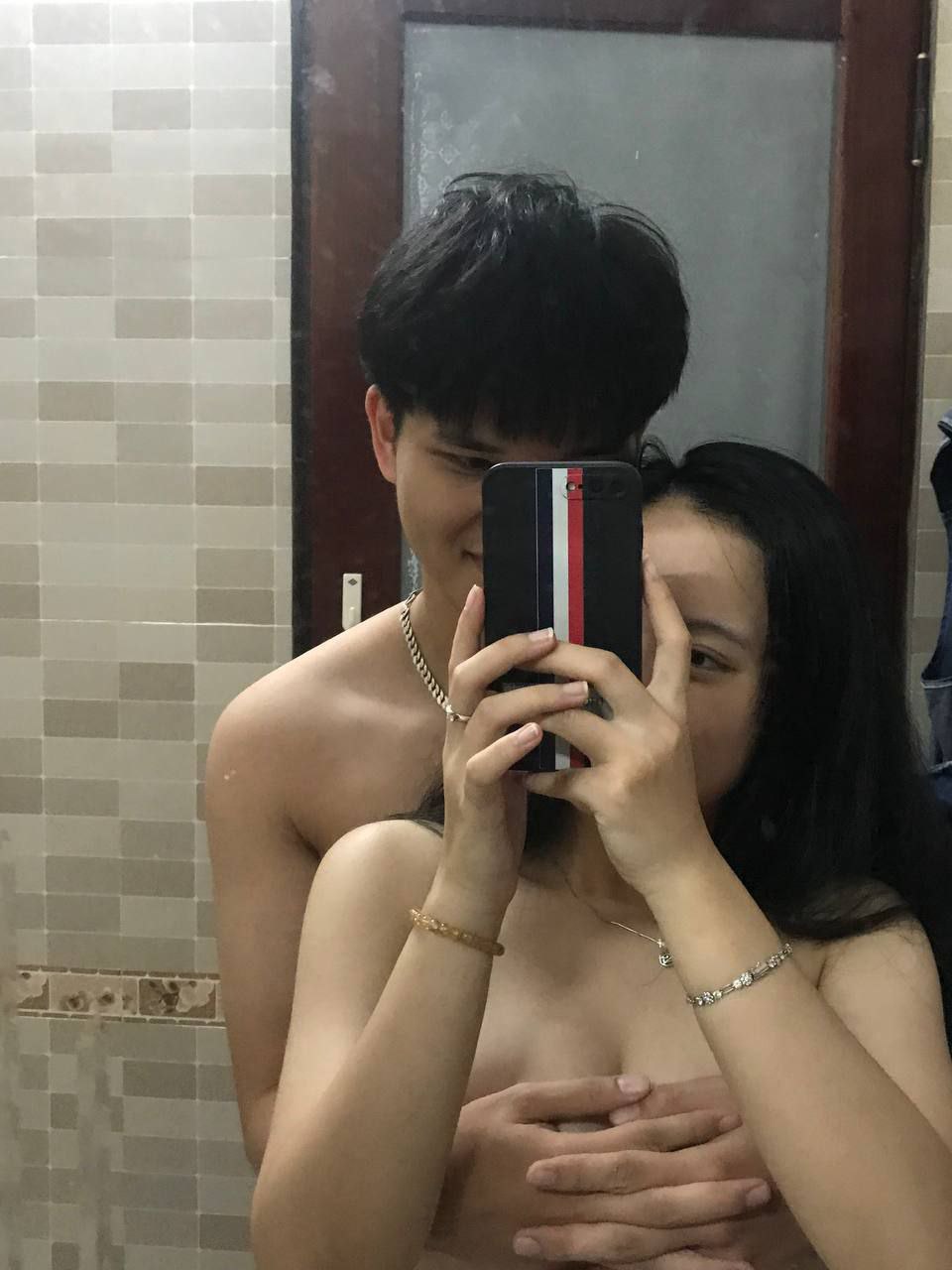 Em gái nông thôn hiếu khách banh lồn gạ địt