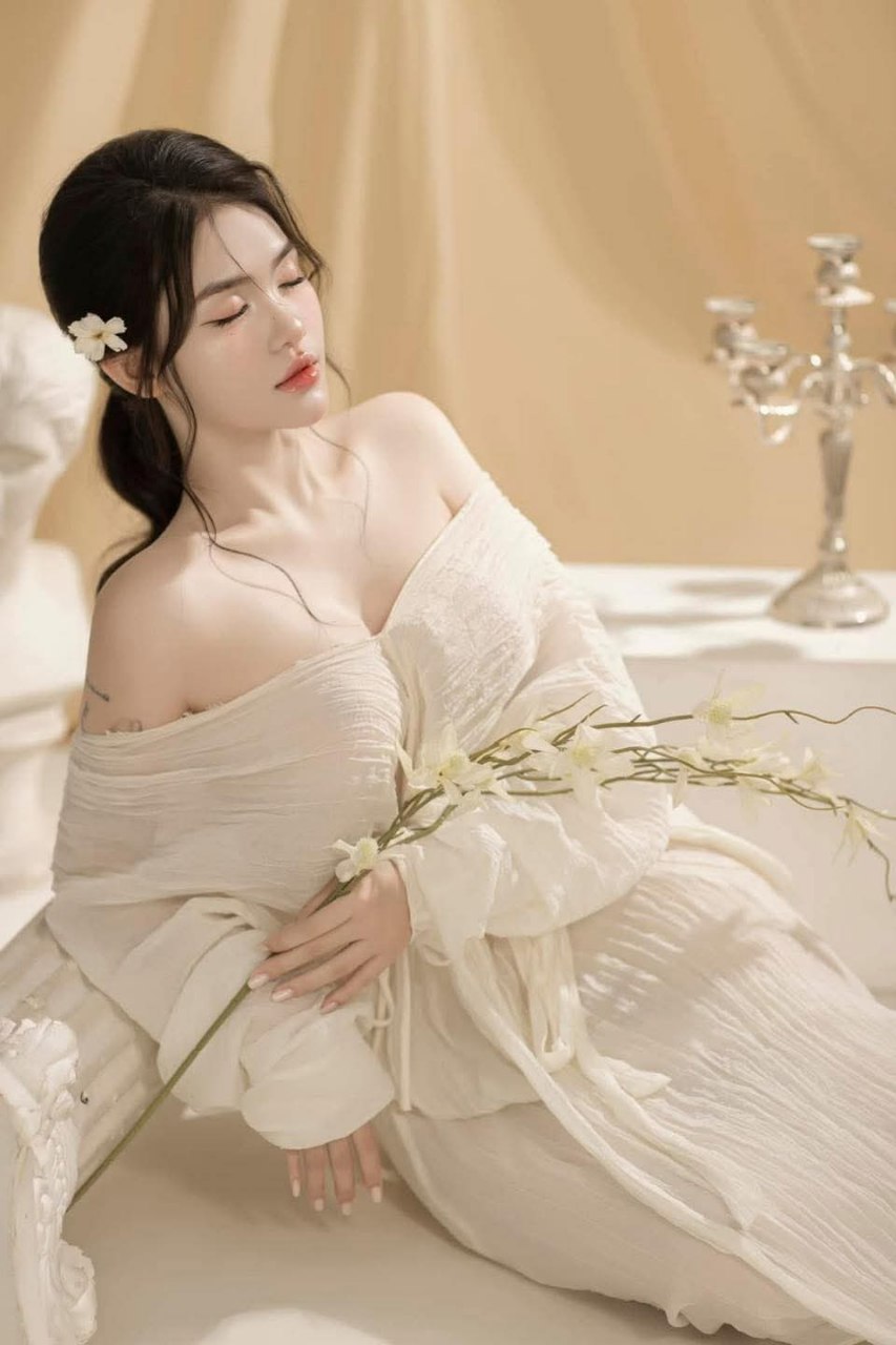 Má trẻ đơn thân và cậu con trai ở tuổi dậy thì chào cờ mỗi sáng